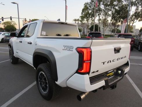 Certified 2025 Toyota Tacoma TRD Off-Road image 9