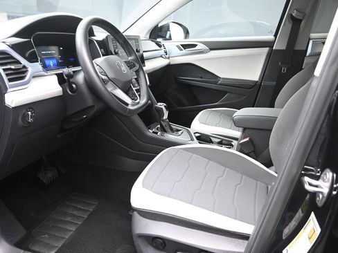 Used 2025 Volkswagen Taos SE FWD image 17