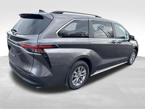 Certified 2022 Toyota Sienna LE image 5