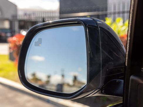 Used 2025 Land Rover Range Rover Long Wheelbase SE image 23