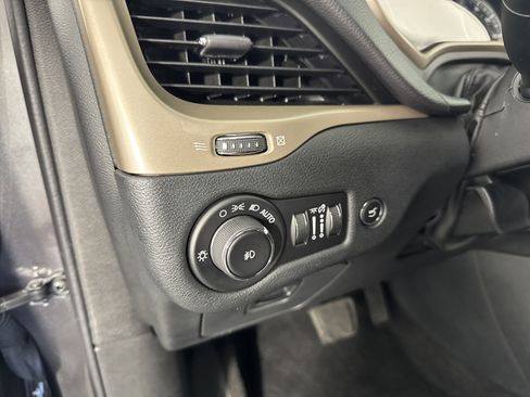 Used 2015 Jeep Cherokee Limited w/ Luxury Group image 26