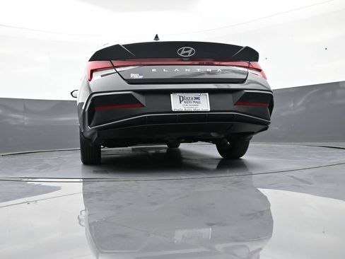 Certified 2025 Hyundai Elantra SE FWD image 30