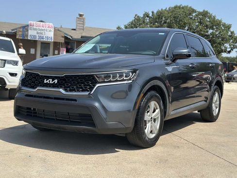Used 2023 Kia Sorento LX FWD image 2