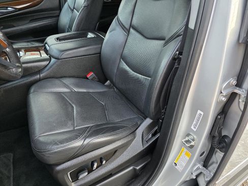 Used 2018 Cadillac Escalade ESV Luxury image 47