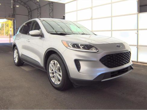 Used 2020 Ford Escape SE FWD image 2