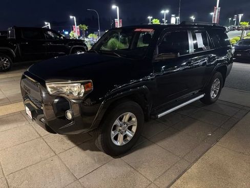 Used 2018 Toyota 4Runner SR5 AWD/4WD image 2
