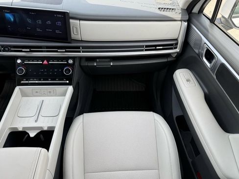 Used 2025 Hyundai Santa Fe SEL FWD image 15