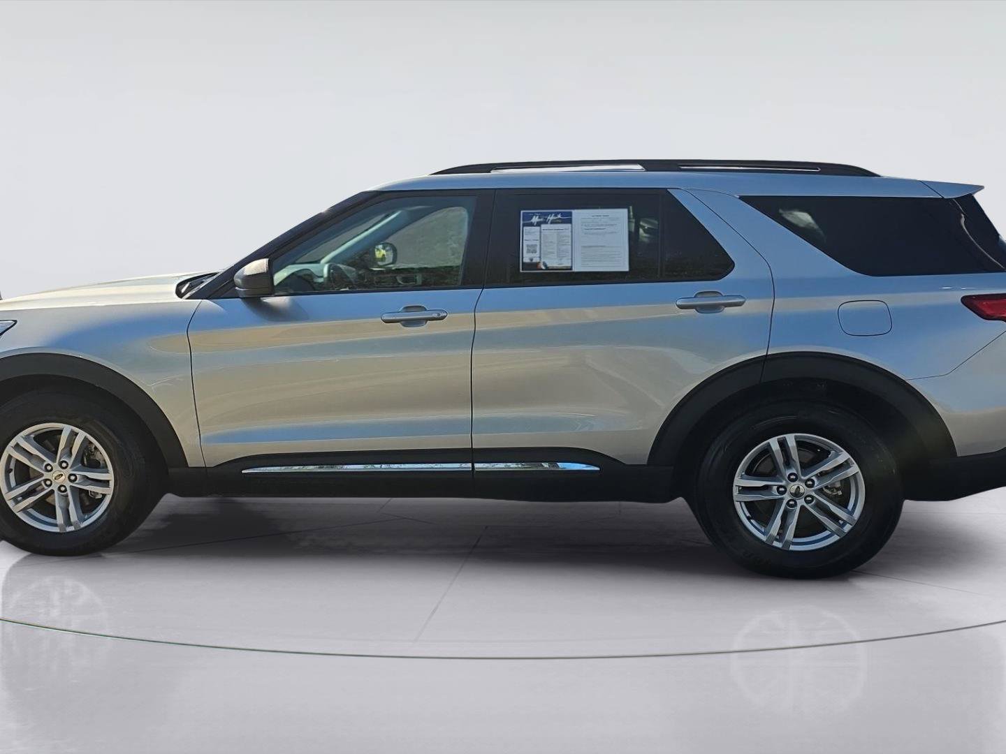 Used 2024 Ford Explorer XLT w/ Equipment Group 202A RWD image 4