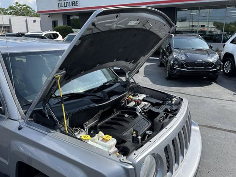 Used 2017 Jeep Patriot Latitude AWD/4WD image 20