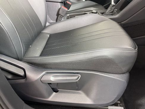 Used 2024 Volkswagen Tiguan SE image 8