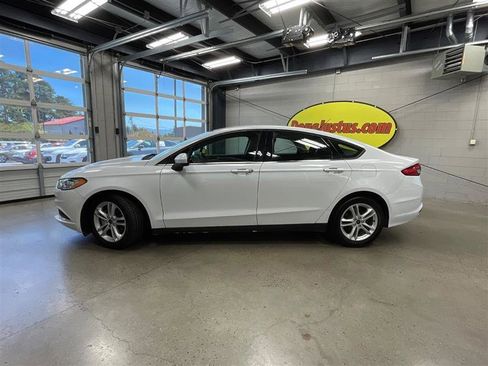Used 2018 Ford Fusion SE FWD image 2