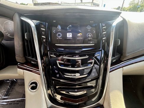 Used 2015 Cadillac Escalade Luxury AWD/4WD image 25