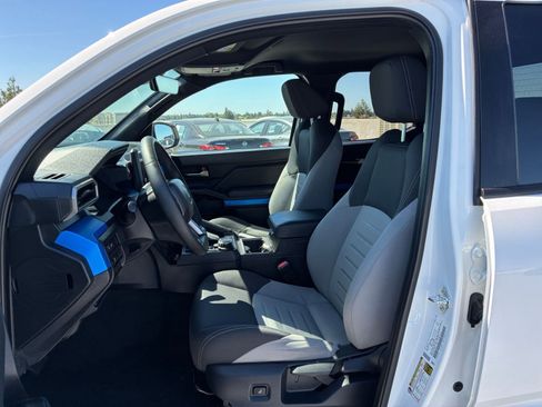 Used 2025 Toyota Tacoma TRD Off-Road AWD/4WD image 24