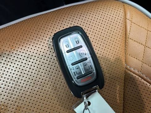 Used 2023 Chrysler Pacifica Pinnacle FWD image 21