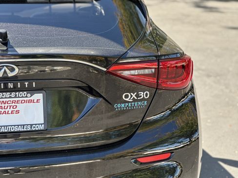 Used 2017 INFINITI QX30 Premium w/ Navigation Package FWD image 6