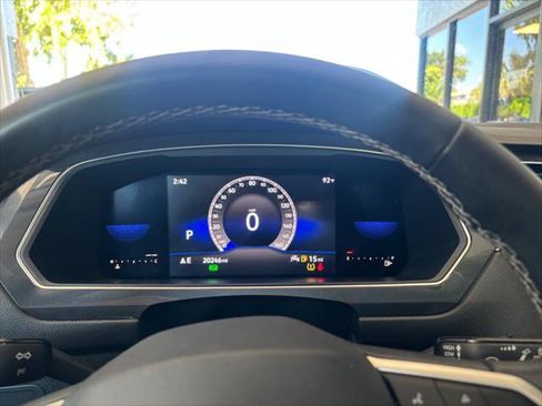 Used 2022 Volkswagen Tiguan SE w/ Panoramic Sunroof Package FWD image 23