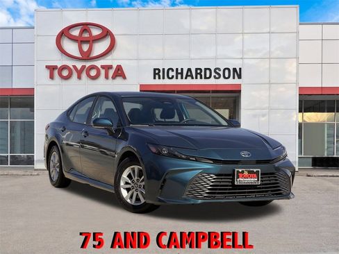 Used 2025 Toyota Camry LE image 1