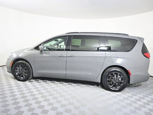 Used 2022 Chrysler Pacifica Touring-L w/ S Appearance Package image 3
