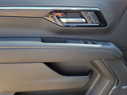 Used 2025 Chevrolet Tahoe Premier RWD image 15