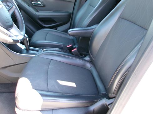 Used 2017 Chevrolet Trax LT w/ LT Convenience Package FWD image 8