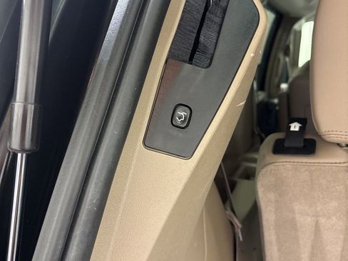 Used 2014 Chrysler Town & Country Touring-L w/ Driver Convenience Group FWD image 26