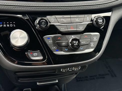 Used 2025 Chrysler Pacifica Select AWD/4WD image 24