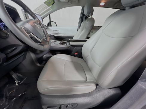 Used 2025 Toyota Sienna XLE FWD image 15