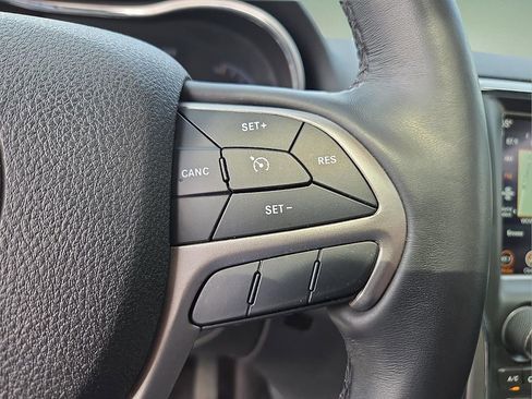 Used 2018 Jeep Grand Cherokee Limited image 23