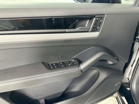 Certified 2025 Porsche Cayenne image 31