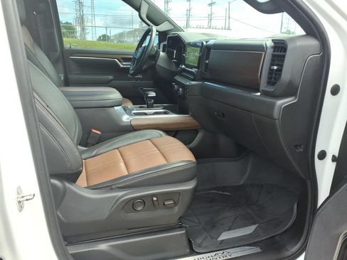 Used 2023 Chevrolet Silverado 1500 High Country w/ High Country Premium Package AWD/4WD image 11