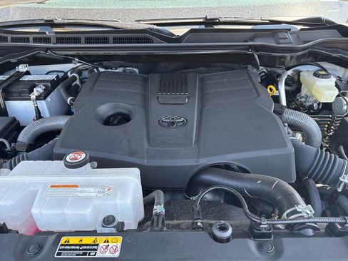 Used 2025 Toyota Tundra Platinum AWD/4WD image 39