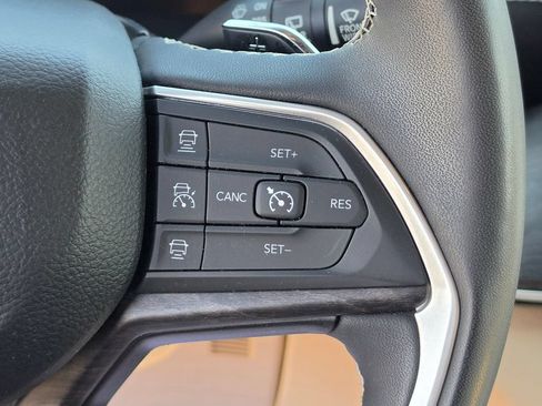 Used 2023 Jeep Grand Cherokee L Limited w/ Luxury Tech Group II AWD/4WD image 19