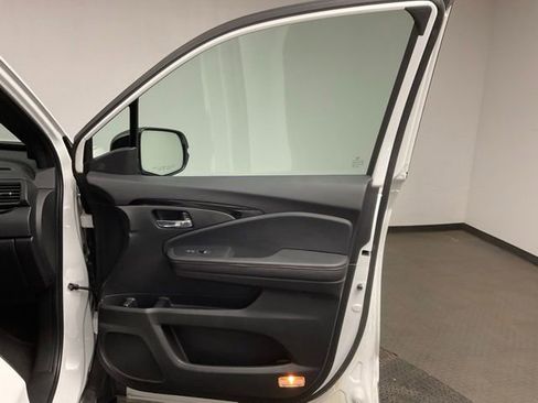 Certified 2025 Honda Ridgeline Black Edition image 24