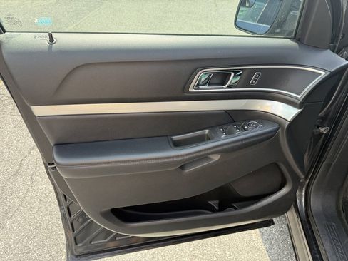 Used 2017 Ford Explorer XLT AWD/4WD image 10