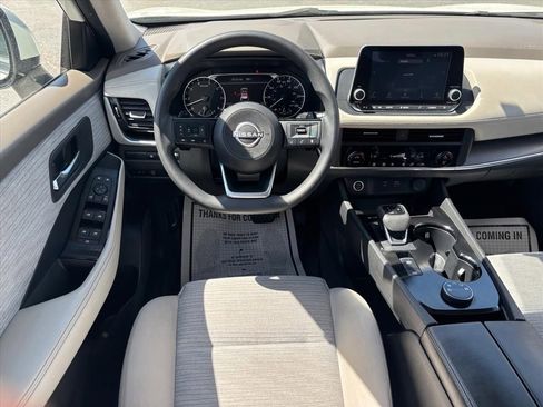 Used 2023 Nissan Rogue SV image 3