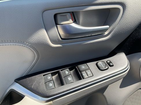 Used 2015 Toyota Camry XLE w/ Moonroof Package FWD image 15