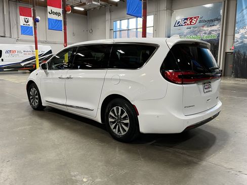 Used 2022 Chrysler Pacifica Limited w/ Uconnect Theater Family Group FWD image 3