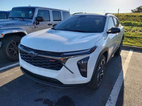 Used 2025 Chevrolet Trax RS w/ Sunroof Package image 3