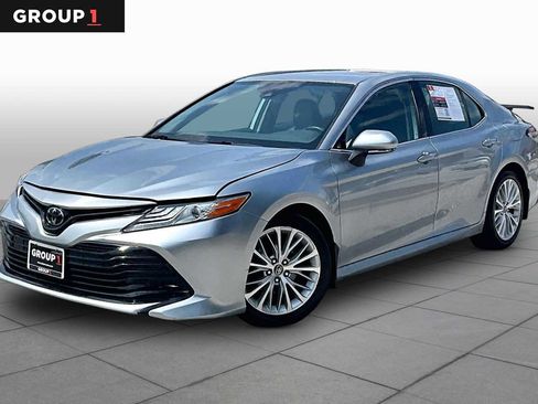 Used 2020 Toyota Camry XLE FWD image 1