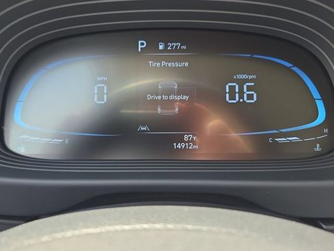 Used 2025 Hyundai Venue SEL FWD image 21