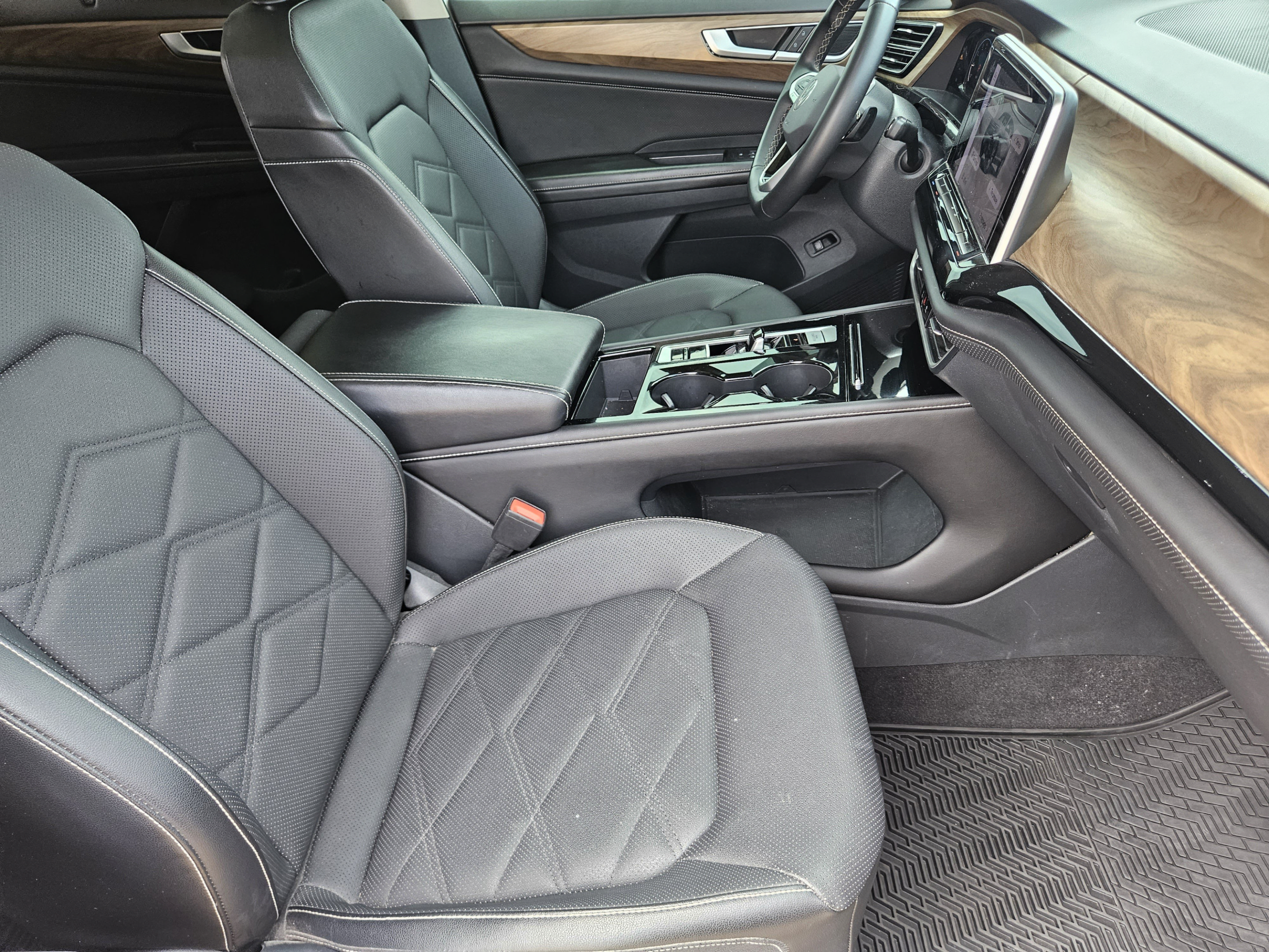 Used 2024 Volkswagen Atlas SE w/ Panoramic Sunroof Package FWD image 6