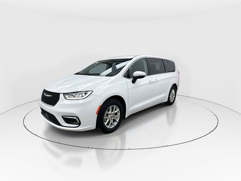 Used 2023 Chrysler Pacifica Touring-L image 4