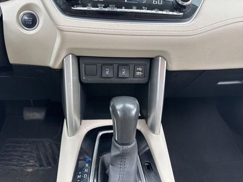 Used 2022 Toyota Corolla Cross XLE w/ Convenience Package FWD image 16