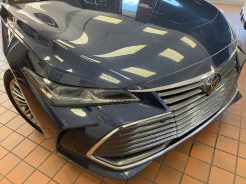 Used 2019 Toyota Avalon Limited image 2