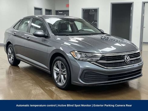 Used 2024 Volkswagen Jetta SE FWD image 3