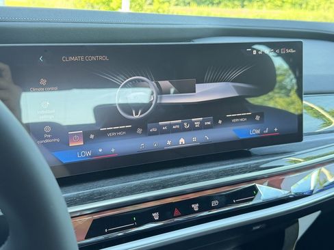 Used 2025 BMW 760i xDrive w/ Luxury Rear Seating Package image 9