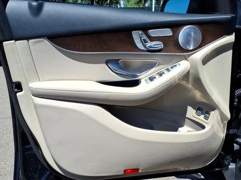 Used 2019 Mercedes-Benz GLC 350e 4MATIC image 13