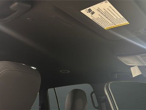 Used 2025 GMC Acadia Elevation image 27