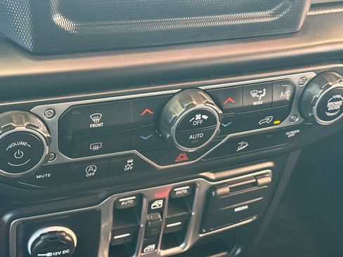 Used 2019 Jeep Wrangler Unlimited Sahara AWD/4WD image 24