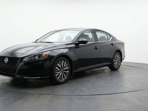 Used 2025 Nissan Altima 2.5 SV FWD image 3